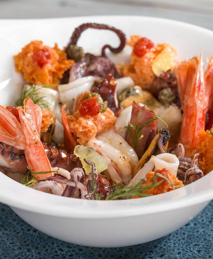 SALADE DE FRUITS DE MER AVEC PETITS GÂTEAUX ÉPONGES À LA TOMATE ET CÂPRES FRITS