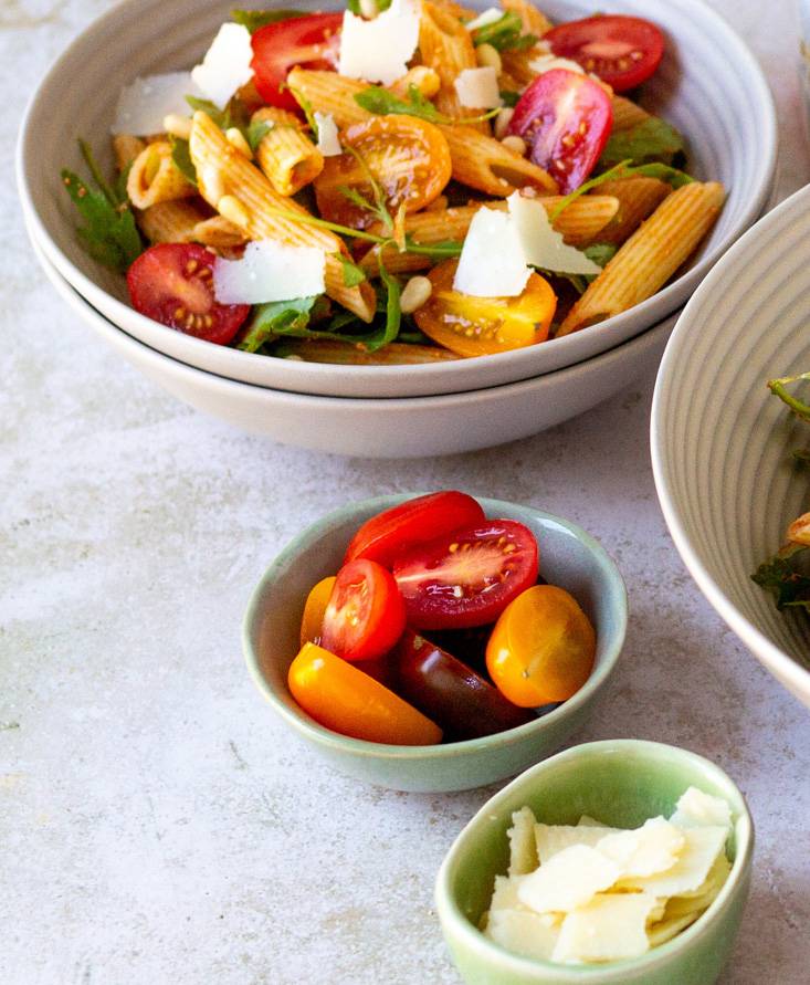 Ensalada de pasta con pesto rojo, rúcula y parmesano