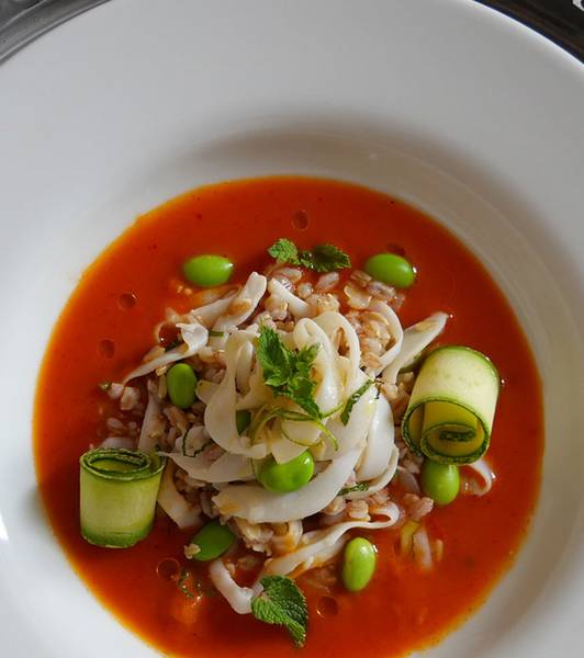 紋甲イカとスペルト小麦のサラダ、ライムミントの香り　パプリカのスープに浮かべて