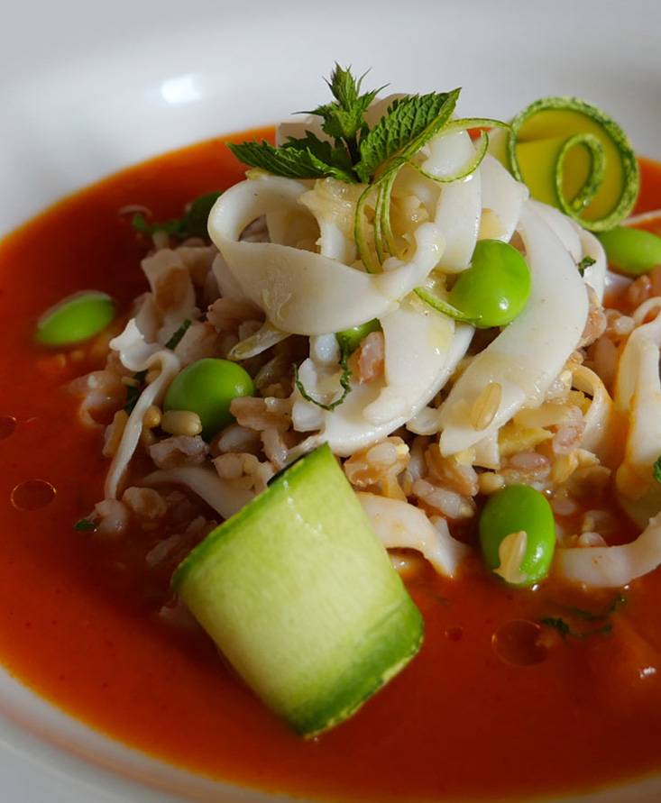 紋甲イカとスペルト小麦のサラダ、ライムミントの香り　パプリカのスープに浮かべて