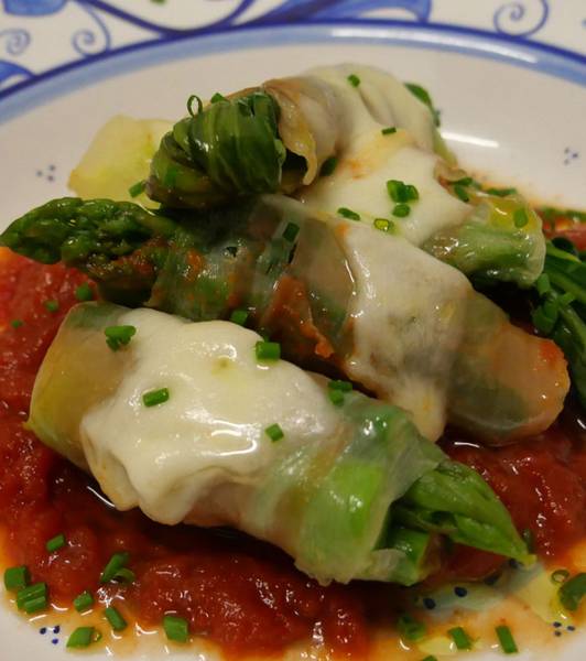 アスパラガスとチンゲン菜の生ハム巻、トマトソース添え