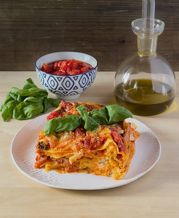 Lasaña veraniega con tomate y albahaca