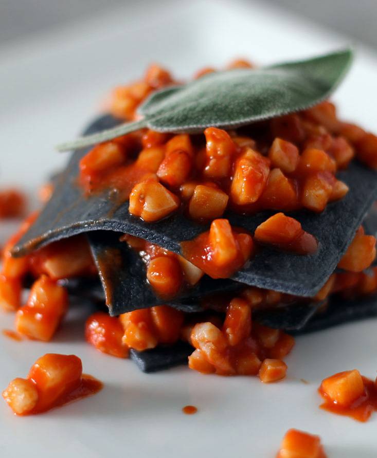 Черная лазаньетта с рагу из каракатицы