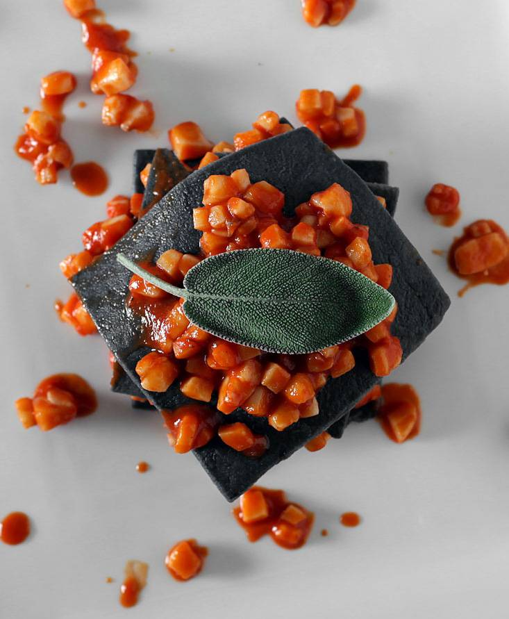 Черная лазаньетта с рагу из каракатицы