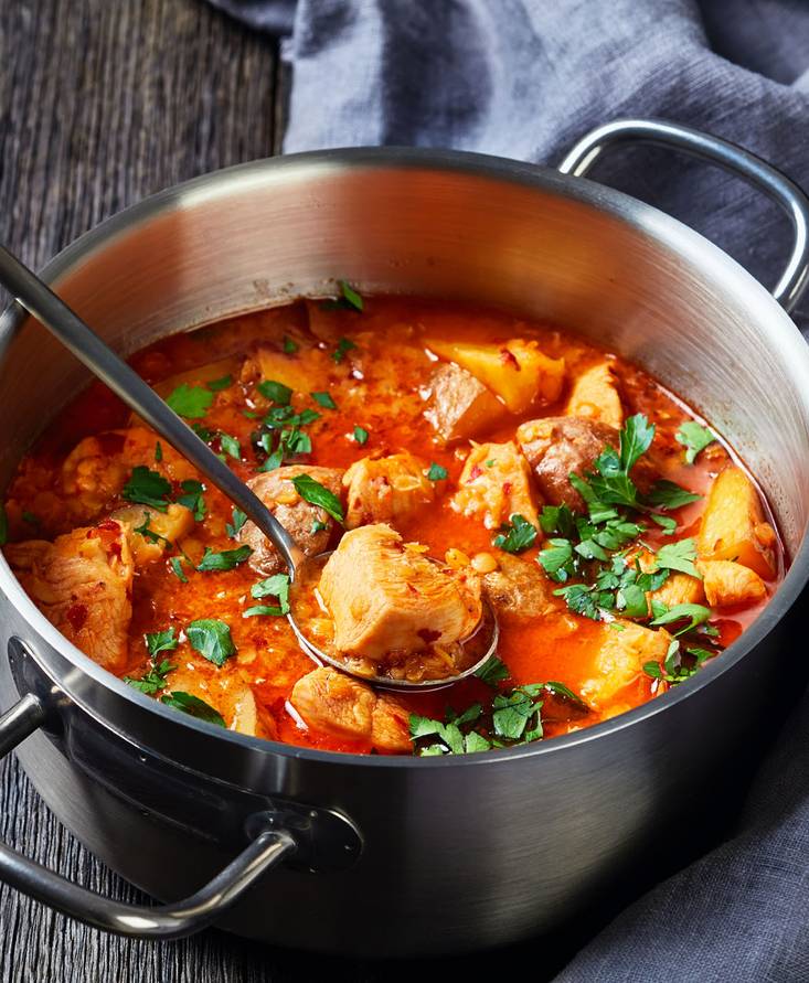 Чечевица с курицей в томатном соусе