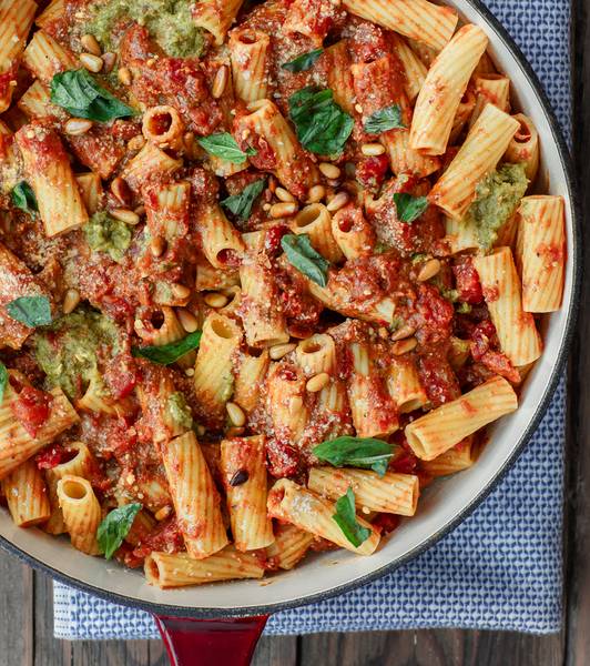 Rigatoni fáciles con salsa de tomate al pesto