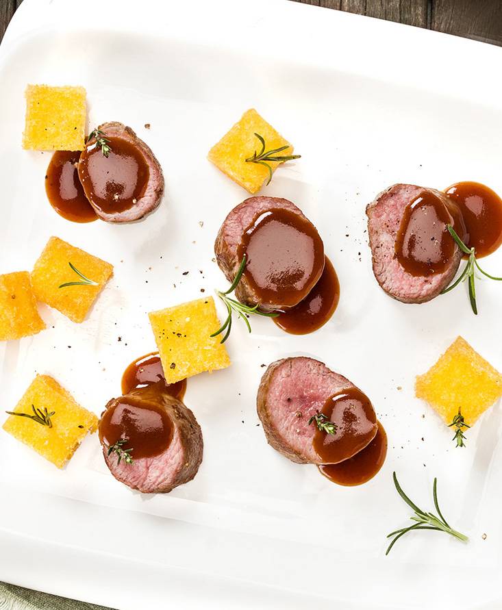 Filet d'agneau, médaillon de polenta et réduction de sauce tomate