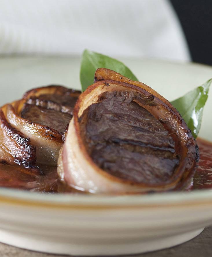 Bacon, tomato and red wine beef medallions