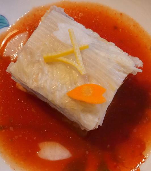 白菜と豚ばら肉のミルフィーユ蒸し、お出汁とトマトソースに柚子胡椒の薫り