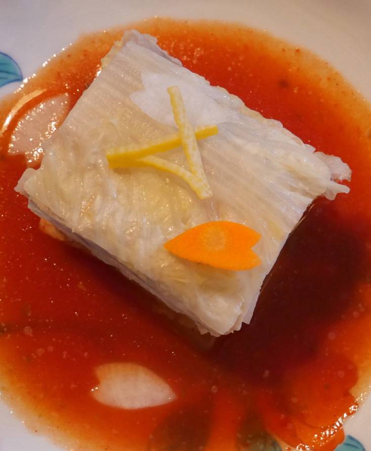 白菜と豚ばら肉のミルフィーユ蒸し、お出汁とトマトソースに柚子胡椒の薫り