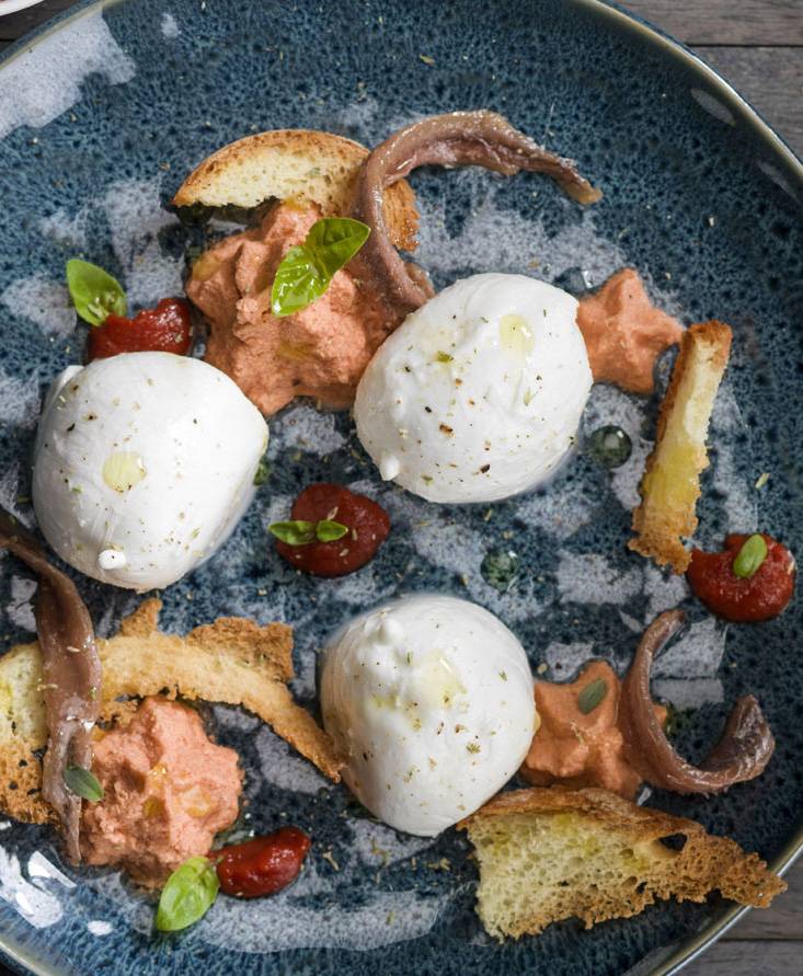 BUFFALO MOZZARELLA BITES WITH TOMATO MOUSSE, ANCHOVIES AND CRISPY BREAD