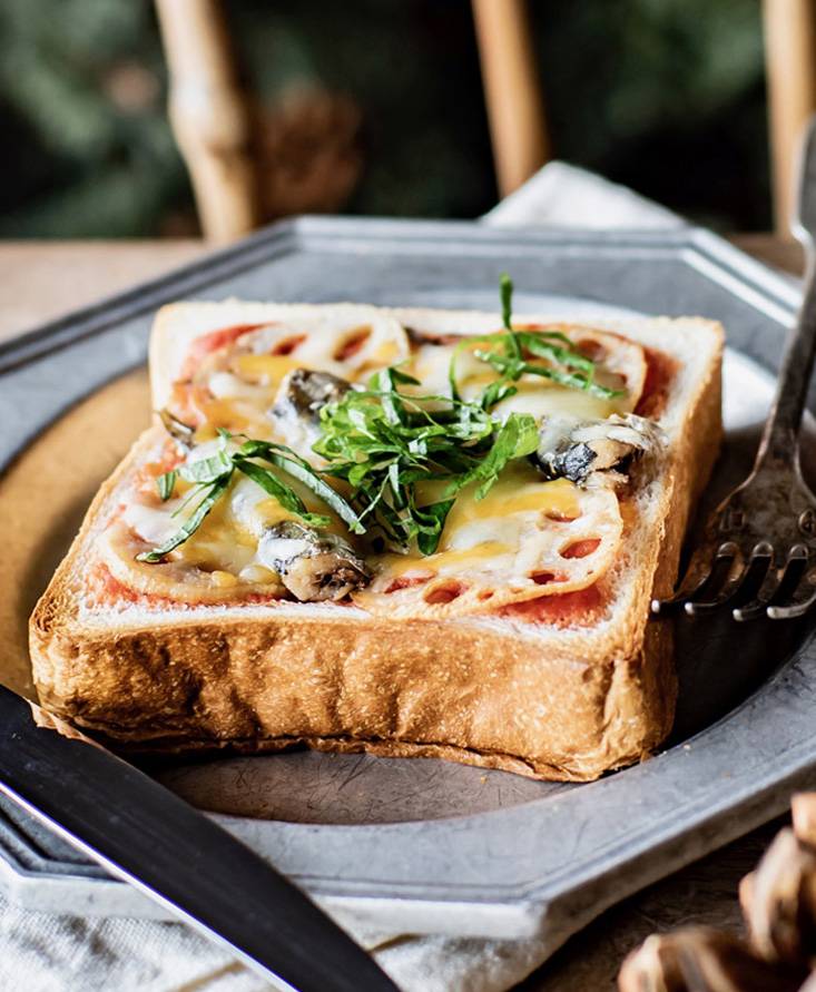 オイルサーディンとレンコンのオープンサンド