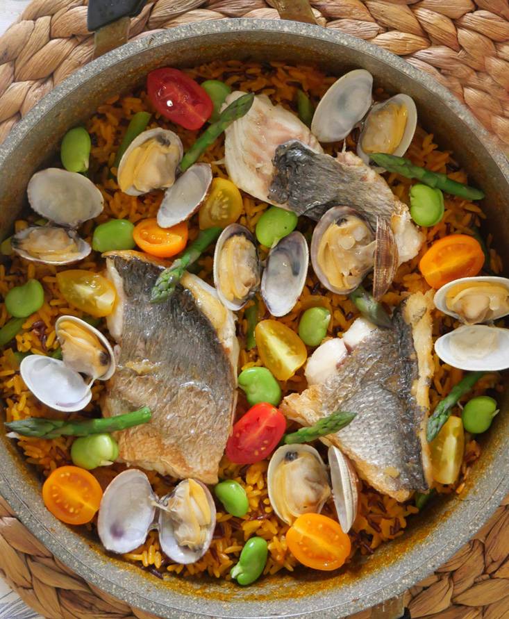 鯛と浅利の春のパエリア、爽やかトマトとサフランの香り