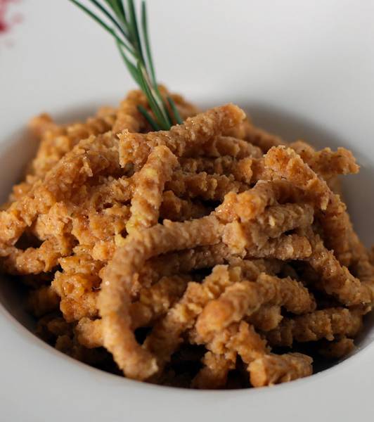 Пассателли с томатным ароматом под базиликом и топленым маслом