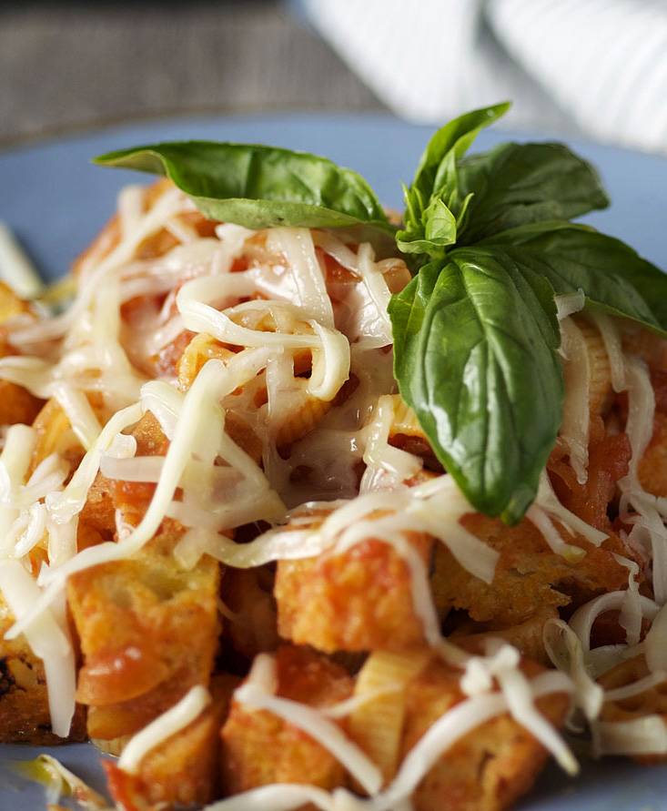 Pasta al pomodoro, molliche, pecorino e prezzemolo