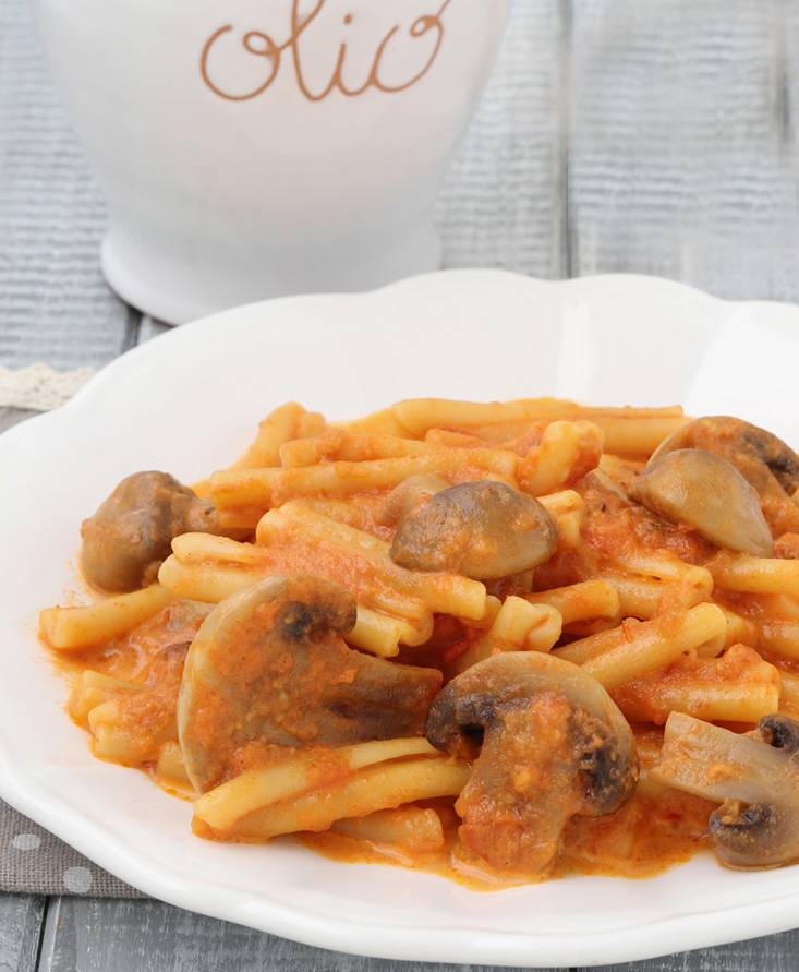Pasta con pomodoro funghi e panna