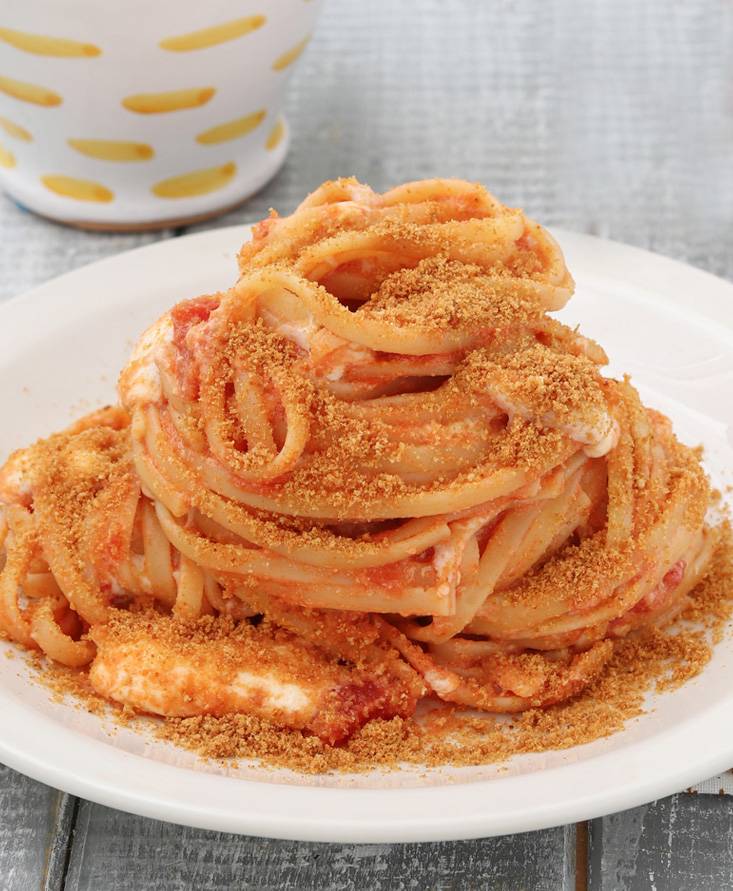 Pasta pomodoro e stracciatella con mollica “Atturrata”