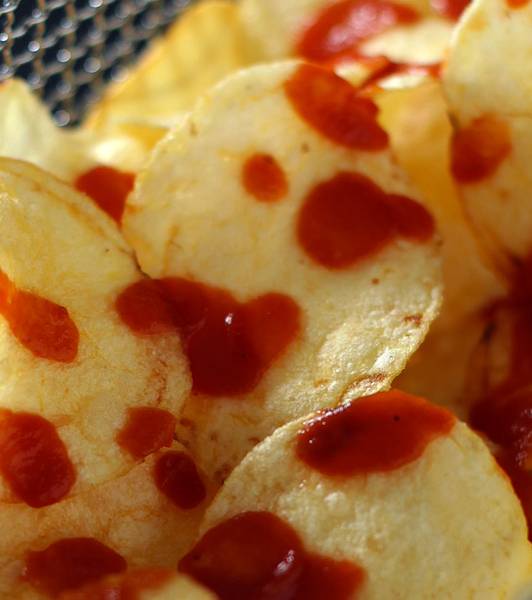 Patatine di chips home made e Ketchup Squeeze Pomì