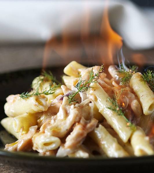 Pennette salmone, vodka e juice di pomodoro flambé