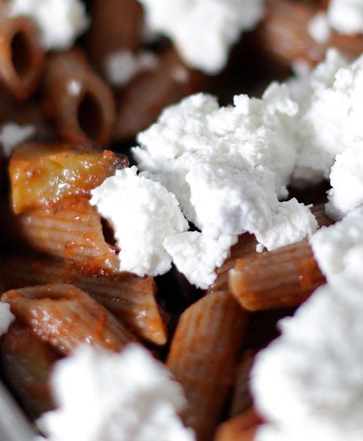 Gratin de petites penne noires à la sicilienne avec ricotta de chèvre