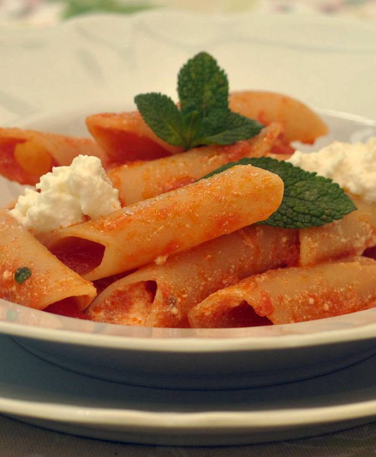 Pennoni al pomodoro con ricotta di bufala e menta