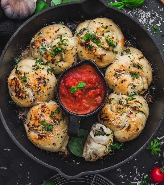 Nudo de pizza al ajo con salsa de tomate