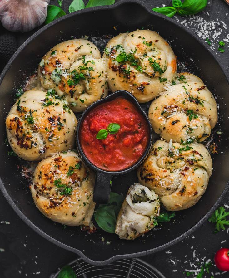 Nudo de pizza al ajo con salsa de tomate