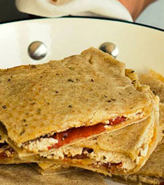 Pizza con filetti di pomodoro e ricotta di soia