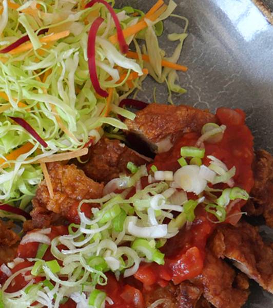 鶏もも肉のフリット　生姜の効いたトマトソースを添えて