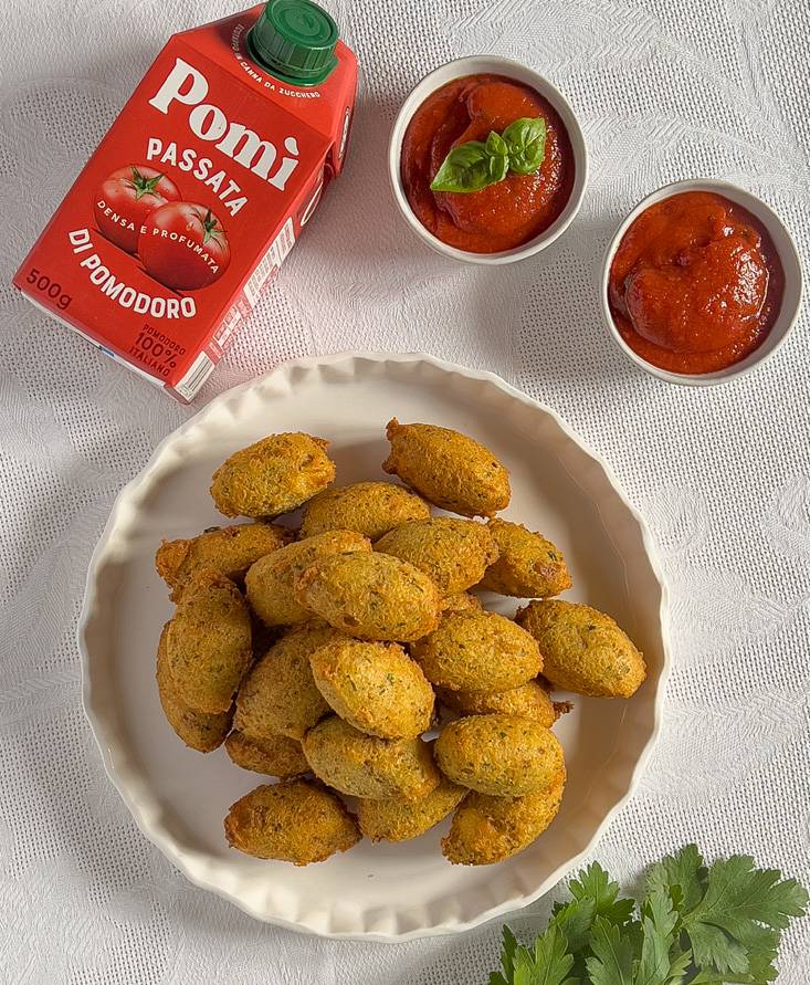 Polpette di pane e uova con salsa di pomodoro ai profumi della primavera