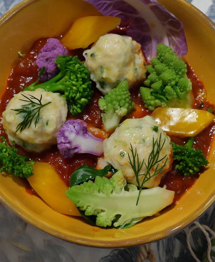 紋甲イカとタラの団子の甘酢トマトソース和え、色とりどりの野菜を添えて