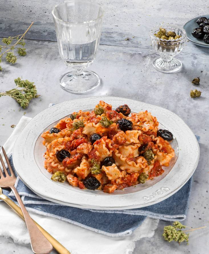 ショートパスタのマグロとトマト、黒オリーブとフライケッパーのラグーソース