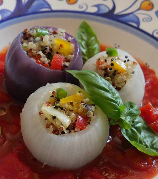 玉葱のキノアサラダ詰め、冷たいバジル風味のトマトスープで