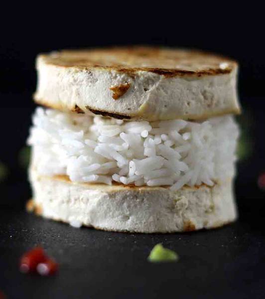 Riso basmati, tofu grigliato e salsina di pomodoro e rucola
