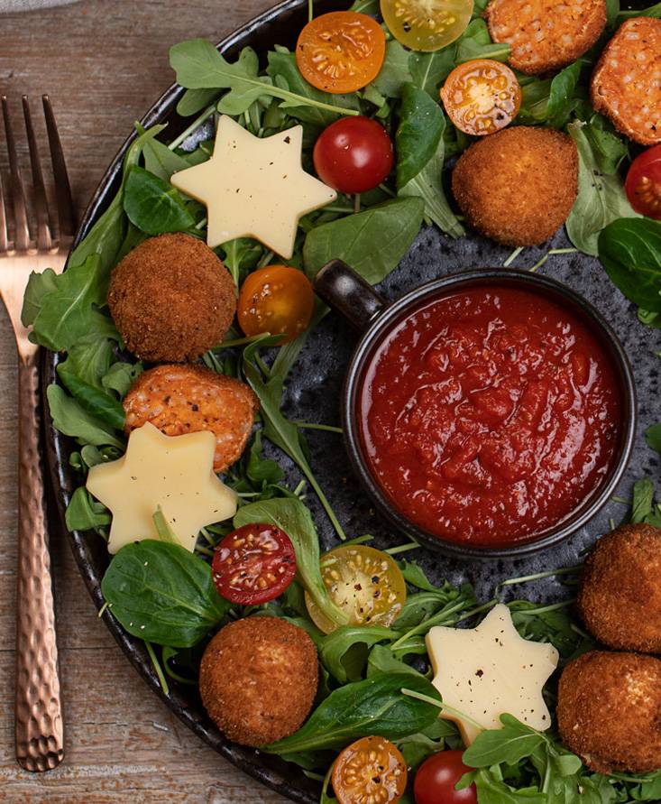 Rocket wreath with tomato arancini balls