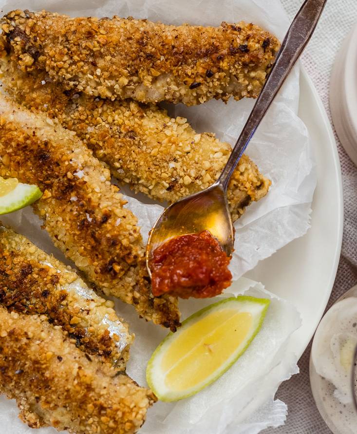 Sardine in crosta di nocciole con salsa di pomodoro piccante senza glutine
