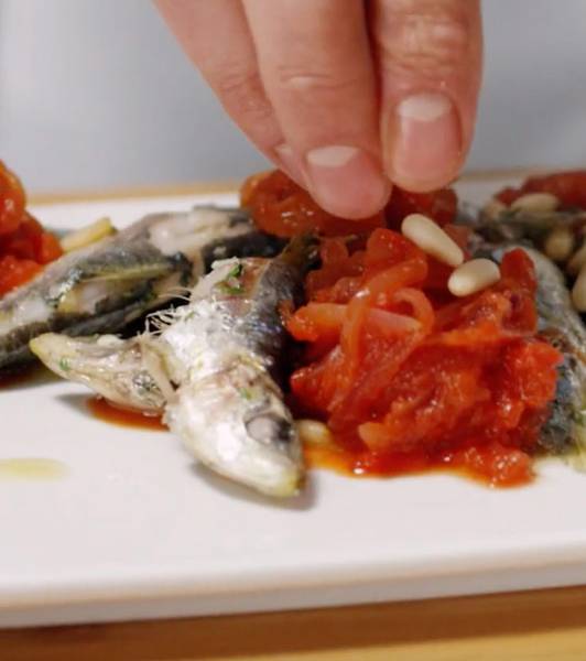 Sardinas con reducción de cebolla y tomate
