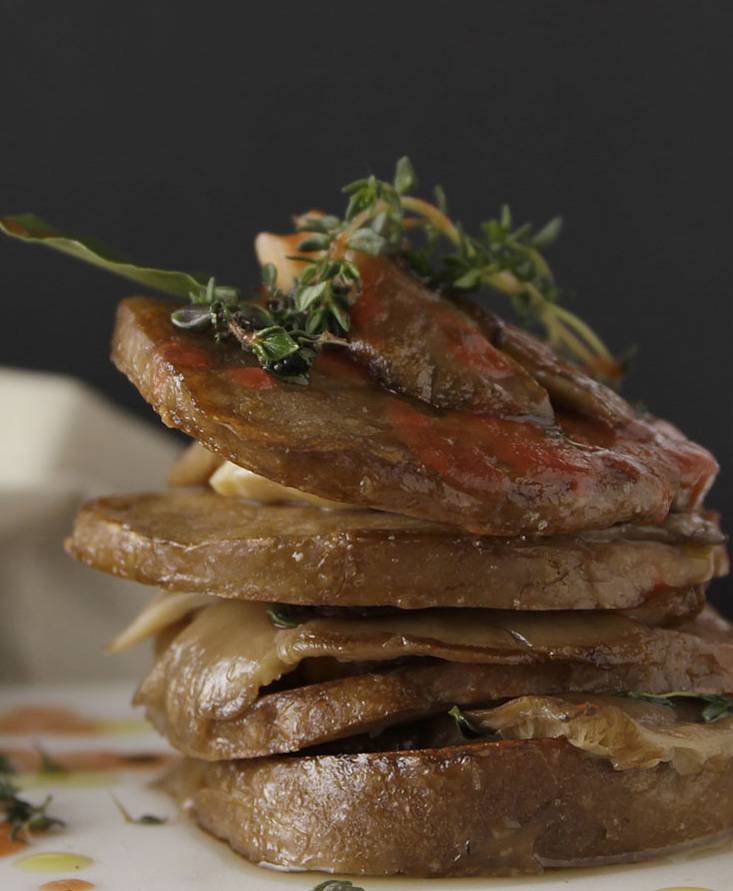 Seitan, finferli grigliati e ristretto di juice di pomodoro