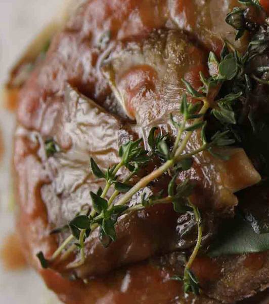 Seitan, finferli grigliati e ristretto di juice di pomodoro