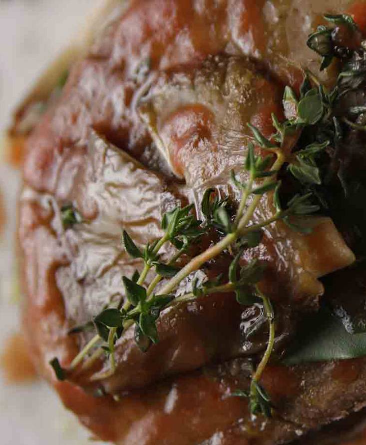 Seitan, finferli grigliati e ristretto di juice di pomodoro