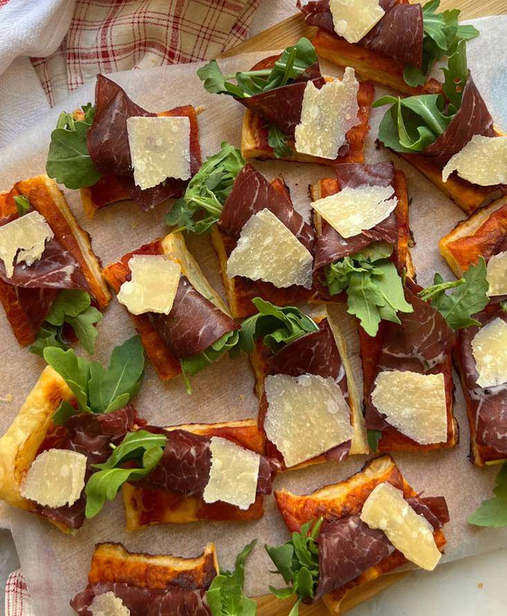 Sfogliatine al pomodoro con bresaola rucola e grana