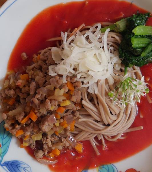 出汁が薫るトマトソースと肉みそのお蕎麦
