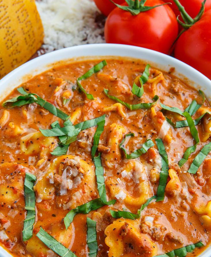 Sopa de tomate con tortellini y carne molida