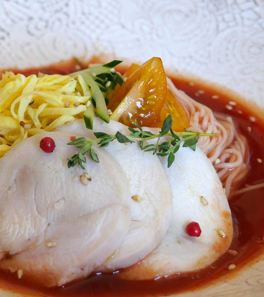 トマトと出汁、ゆず胡椒の冷やしそうめん、手作り鶏胸ハム　タイムとピンクペッパー風味