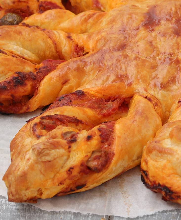 Stella di sfoglia al tonno olive e pomodoro