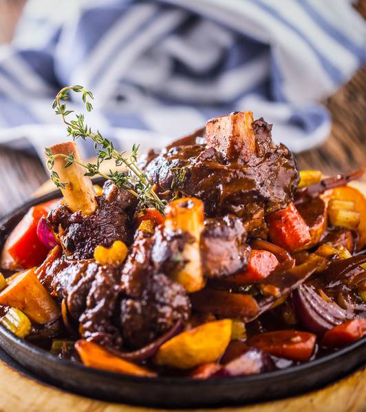 Свиная рулька под соусом