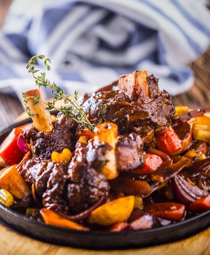 Свиная рулька под соусом