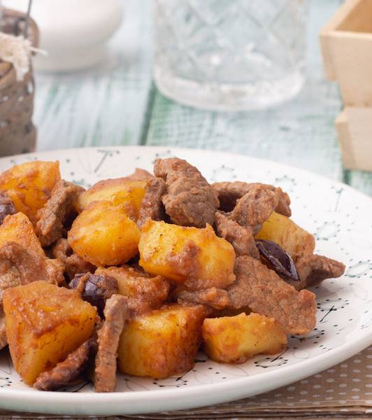 Straccetti di carne con patate e olive