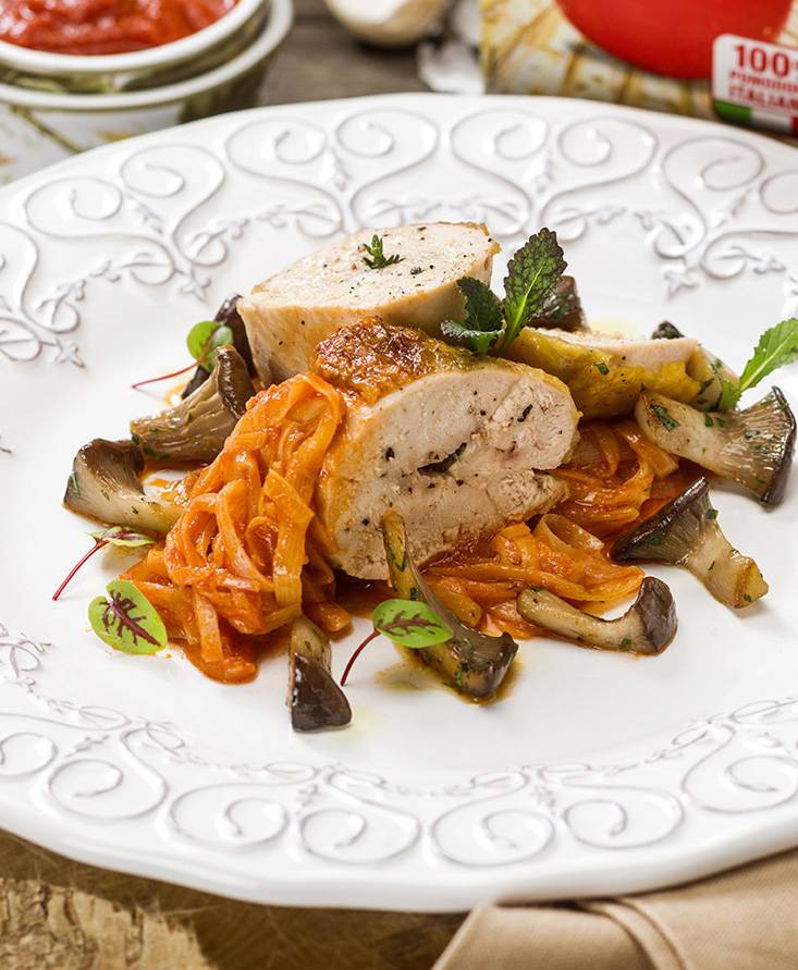 Сюпрем из цесарки с луком-пореем, тушеным с помидорами, и обжаренными степными вешенками