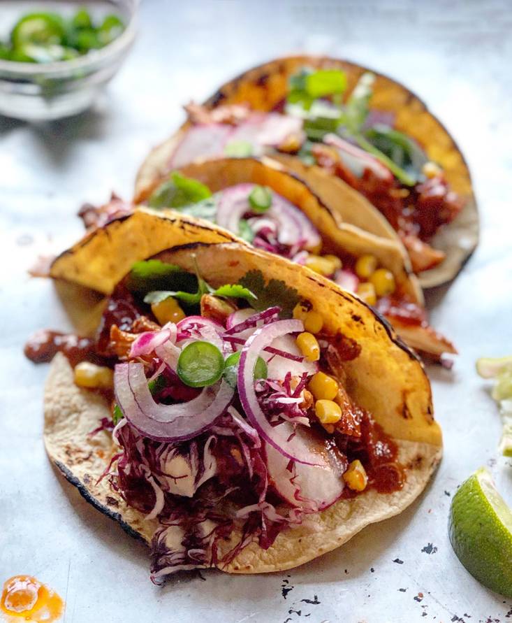 Tacos de pollo braseado con cerveza y tomate